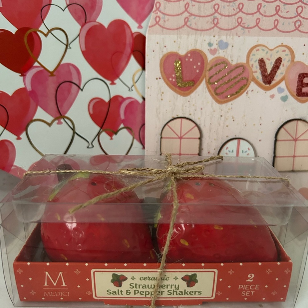 New Ceramic Strawberry Salt & Pepper Shakers Kitchen Dining Decor Red🍓❤️🍓